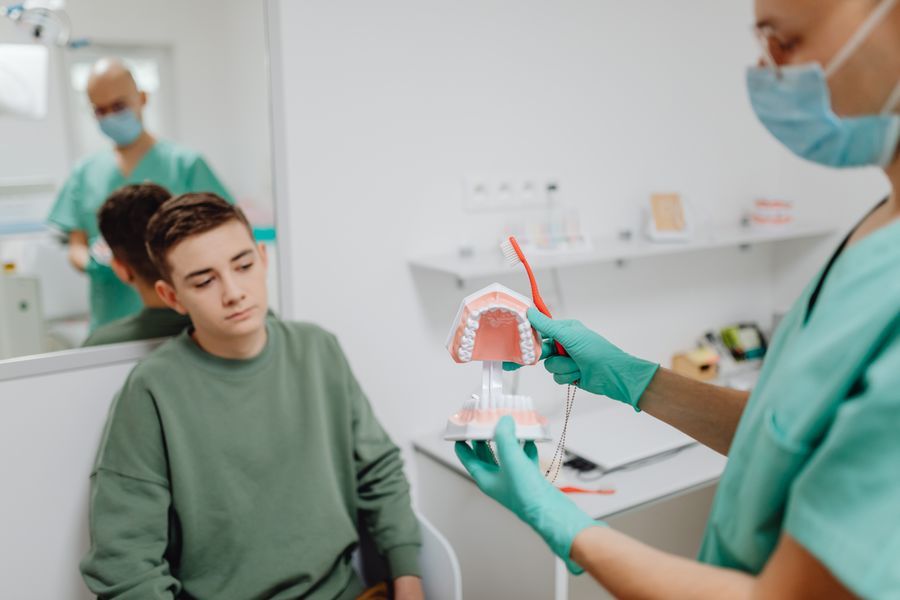 Demonstração de higiene em modelo odontológico, imagem ilustrativa